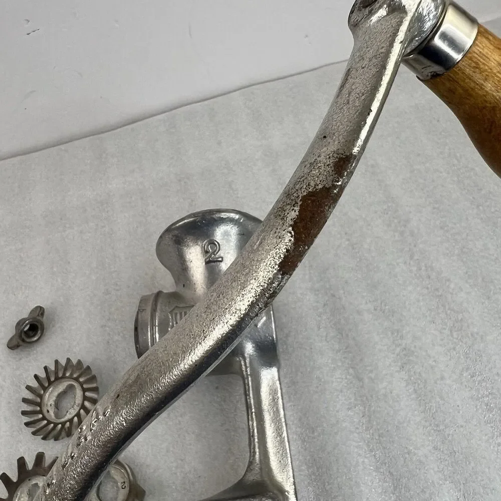 Vintage Universal No. 2 Manual Cast Iron Meat Food Grinder W/ Hand crank Clean
